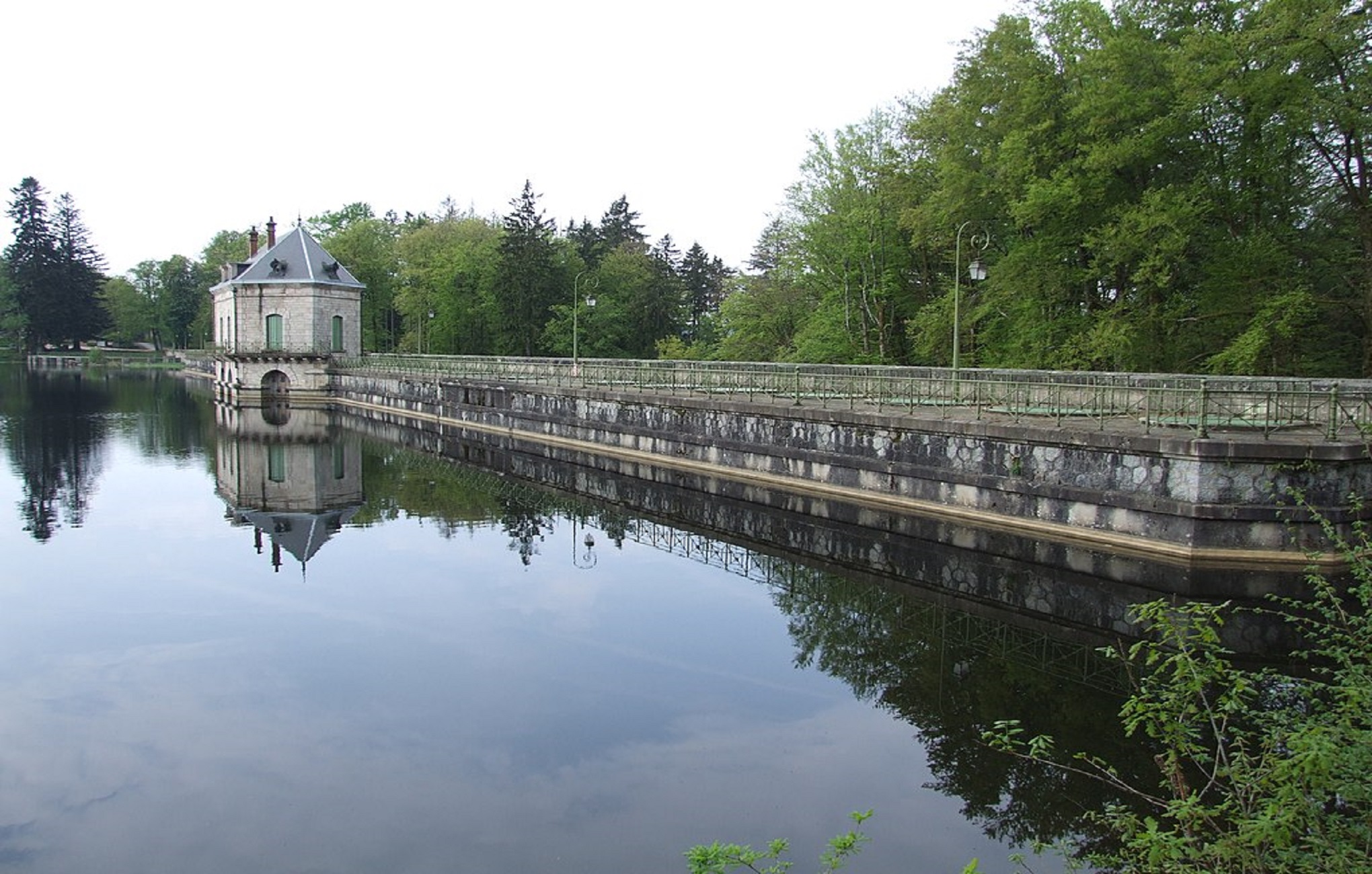 Lac des settons barrage 02